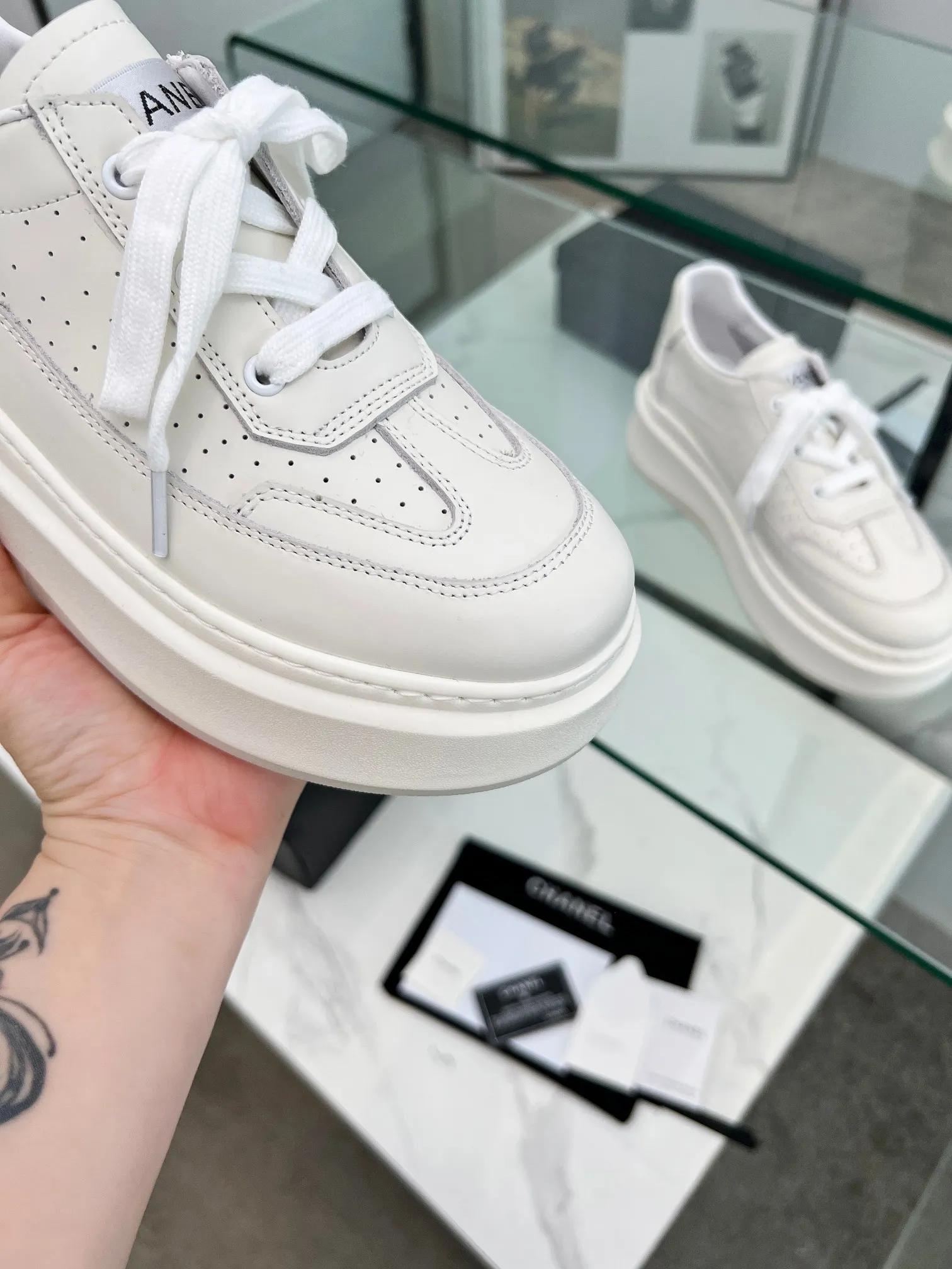 👟👟Ex-factory price 540👟👟 Super popular - Chanel Chanel 2024 new casual sports shoes and sneakers, hard to find in the counter. Super beautiful color, very versatile, super comfortable, full of little fragrance, classic, durable and versatile, with spliced upper materials, real cowhide, sheepskin lining, original pU+Tpa sole, good resilience, Wear light, white, white and black, white and yellow code number: 35-40